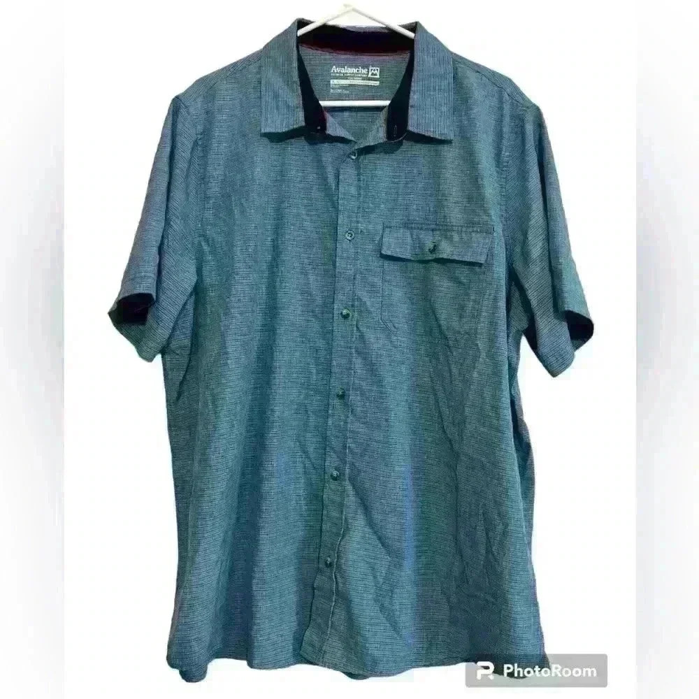 Avalanche‎ Outdoor Supply Company men’s button-down short sleeve shirt. Size XL.